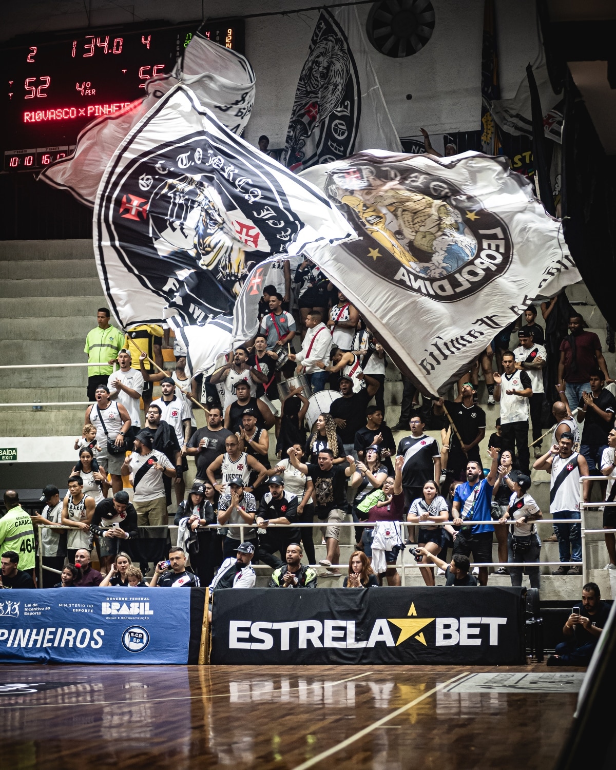 Leia mais sobre o artigo Barreira vai virar baile! EstrelaBet promove ação para torcedores vascaínos assistirem jogo de basquete em frente à sede do Clube