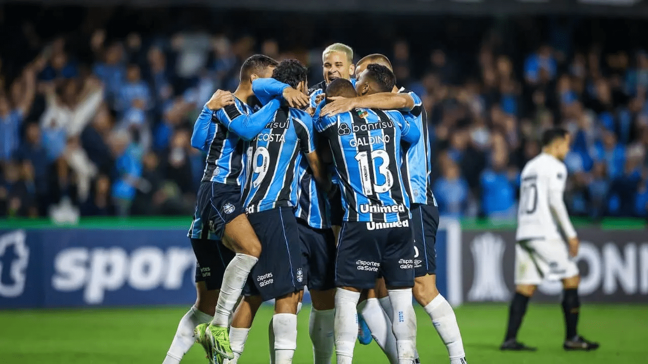 Leia mais sobre o artigo Sem acordo com bet, Grêmio inicia temporada 2025 com camisa vazia