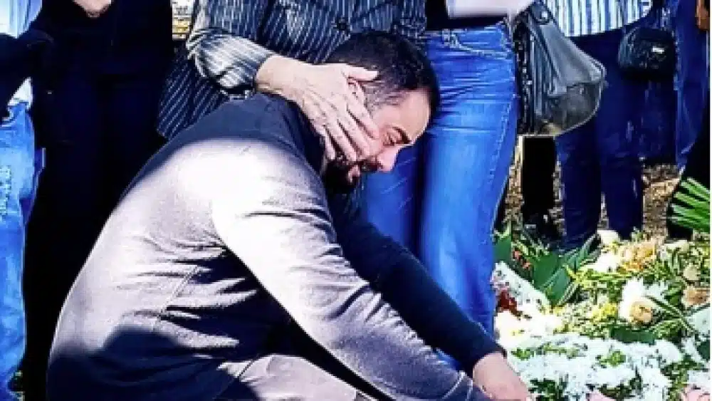 filho que matou a mão chorando no velório