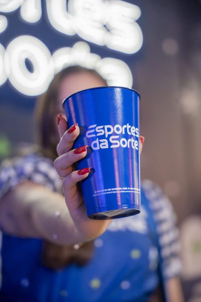 copo com logo do esportes das sorte