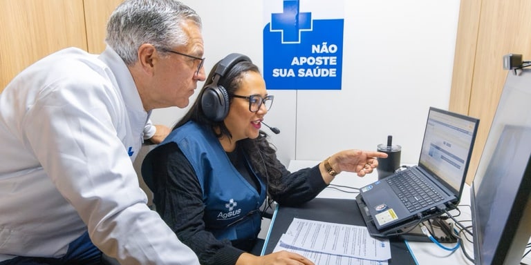 Ministro da saúde, Alexandre Padilha, testando Meu SUS digital